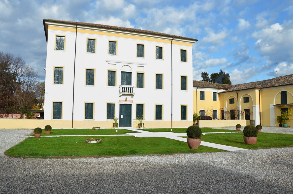 Villa Castagna (TV) - pareti: pittura silossanica Isocolor - balconi: smalto lucido Isocolor